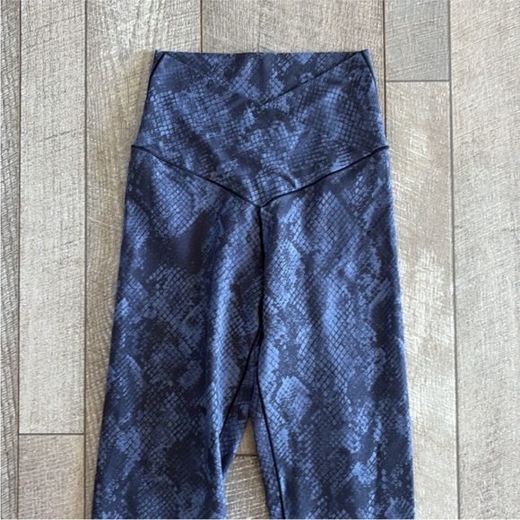 Aerie OFFLINE Size Small Real Me 7/8 High Rise Blue Snake Print Leggings. - Picture 4 of 5